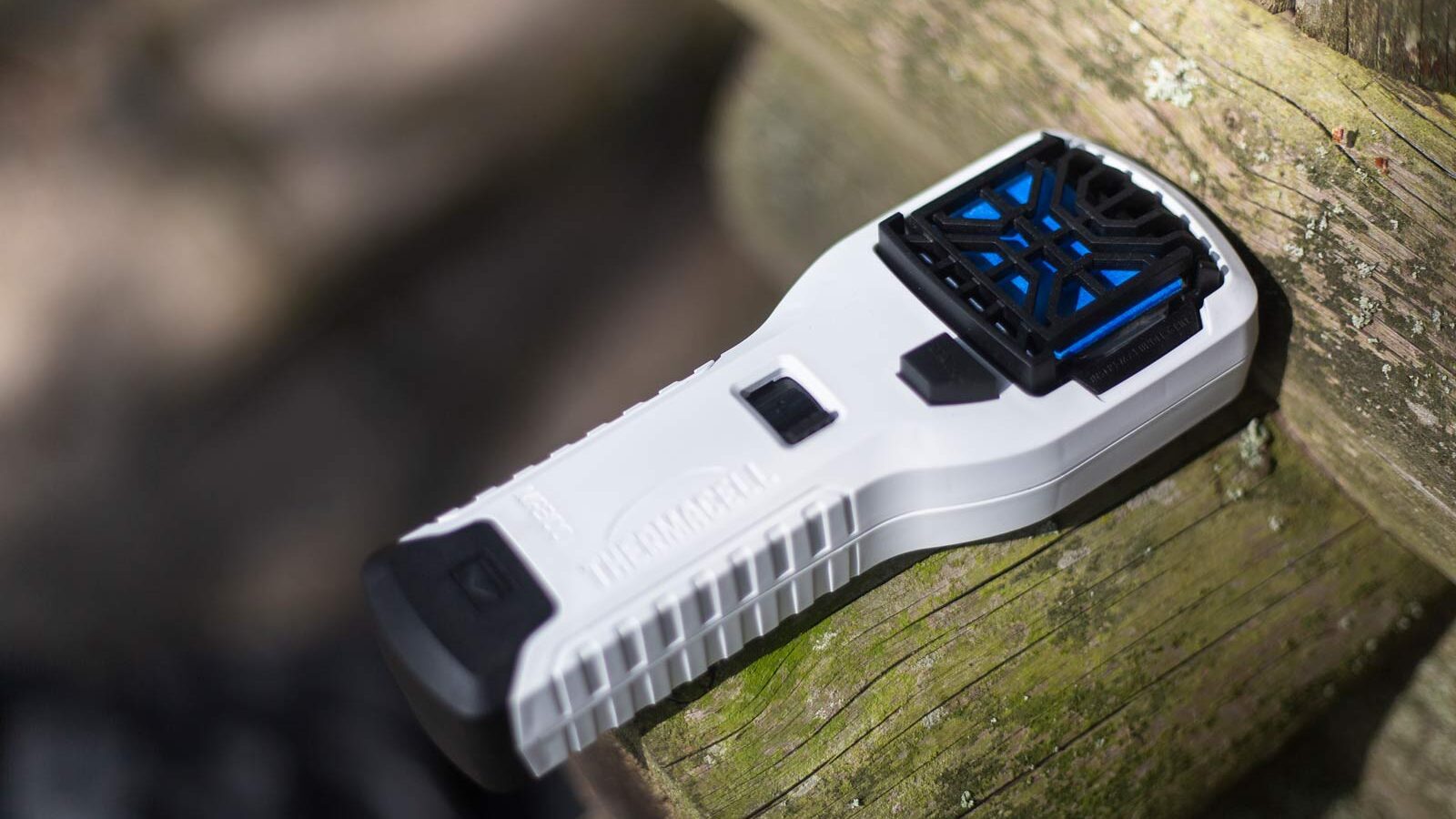 Valkoinen Thermacell mökin nurkalla.